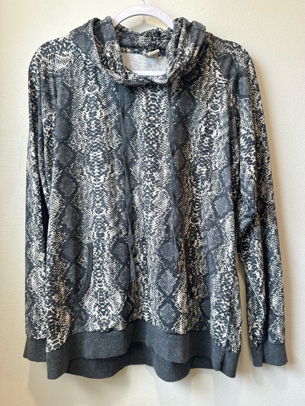 Lildy Super Soft Snakeskin Print Hoodie L-XL Gray Black Stretch Pullover